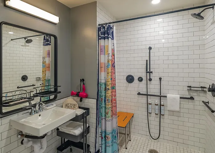 Hotel Moxy Downtown 3*