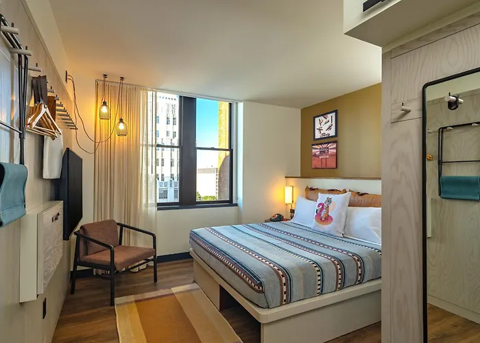 Moxy Downtown Hotel 3*