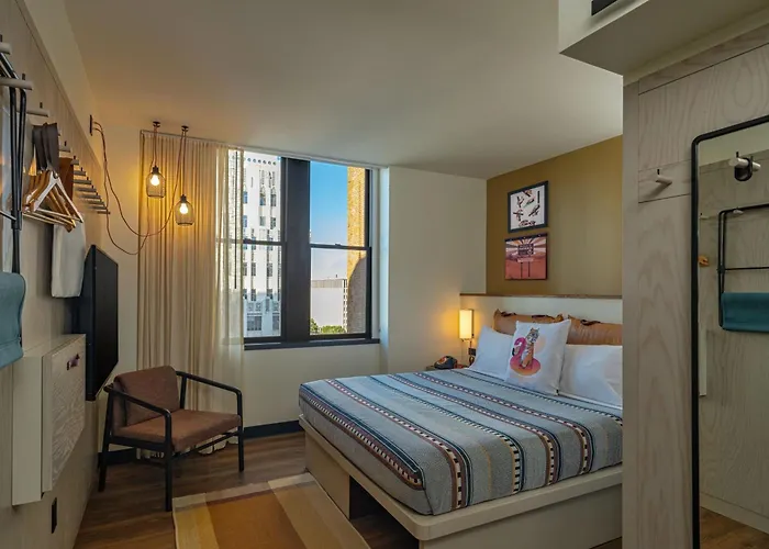 Hotel Moxy Downtown