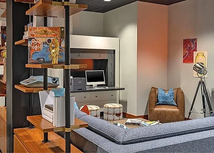 Moxy Downtown Hotel 3*