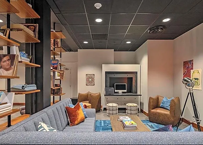 Hotel Moxy Downtown 3*